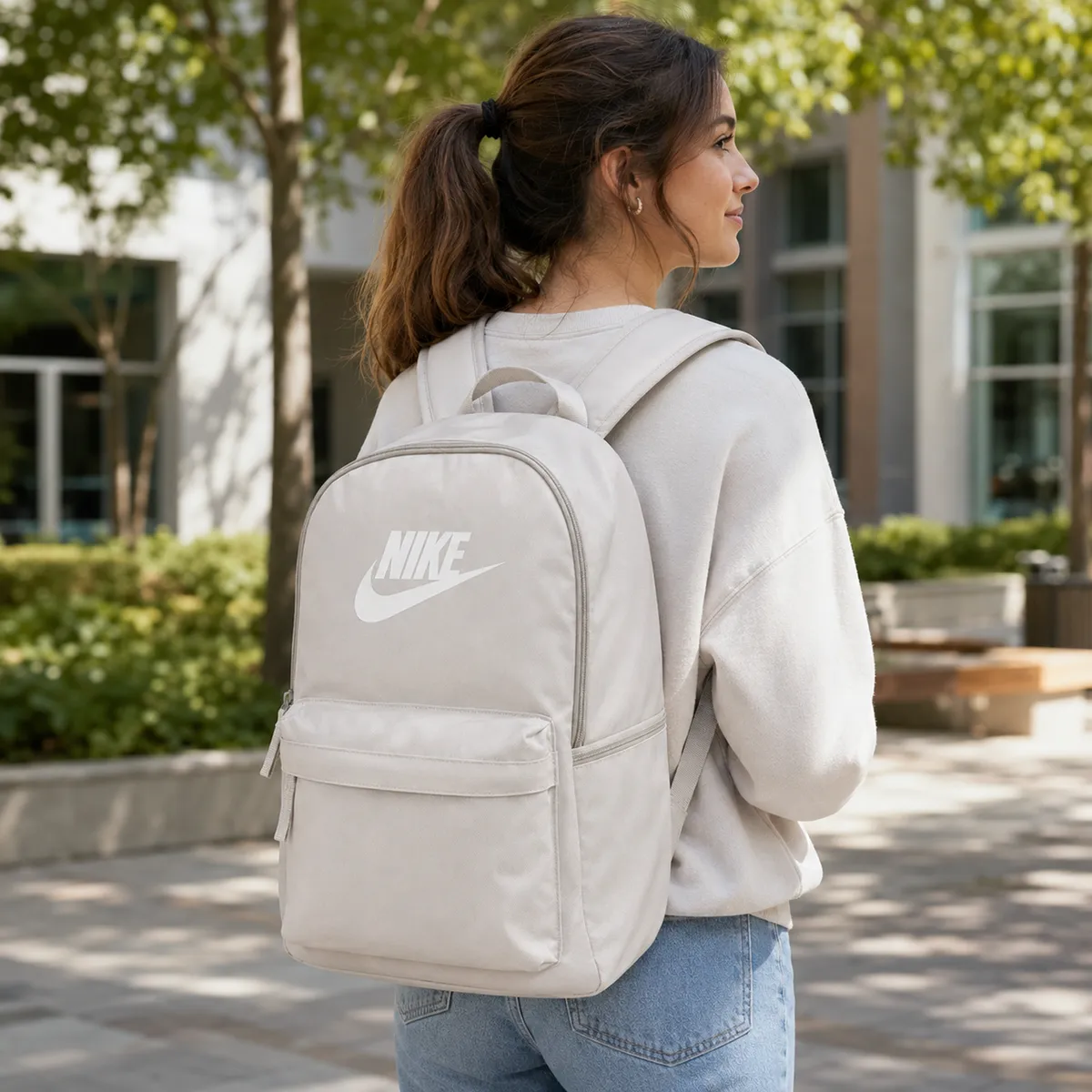 nike-balto-smelio-25l-09-gyvenime-su-mergina_result Nike Heritage 25 L kuprinė, balto smėlio - Image 8