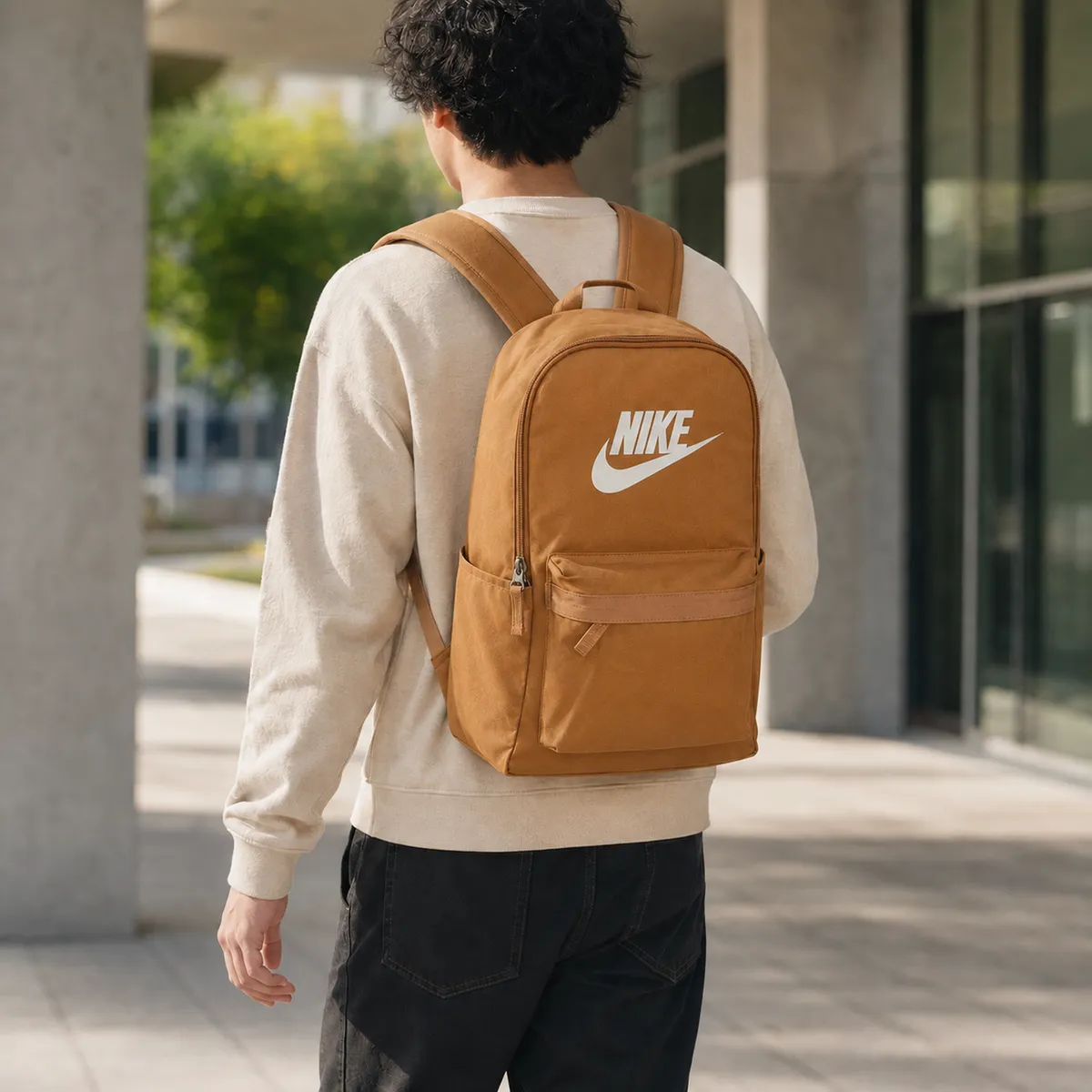 nike-karameline-25l-07-gyvenime-su-zmogumi_result Nike Heritage 25 L kuprinė, karamelinė – DC4244-224 - Image 6