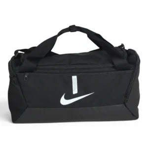 Nike Academy Team 41 L sportinis krepšys, juodas. Iš priekio matosi baltas Nike logotipas ir informacinis užrašas.
