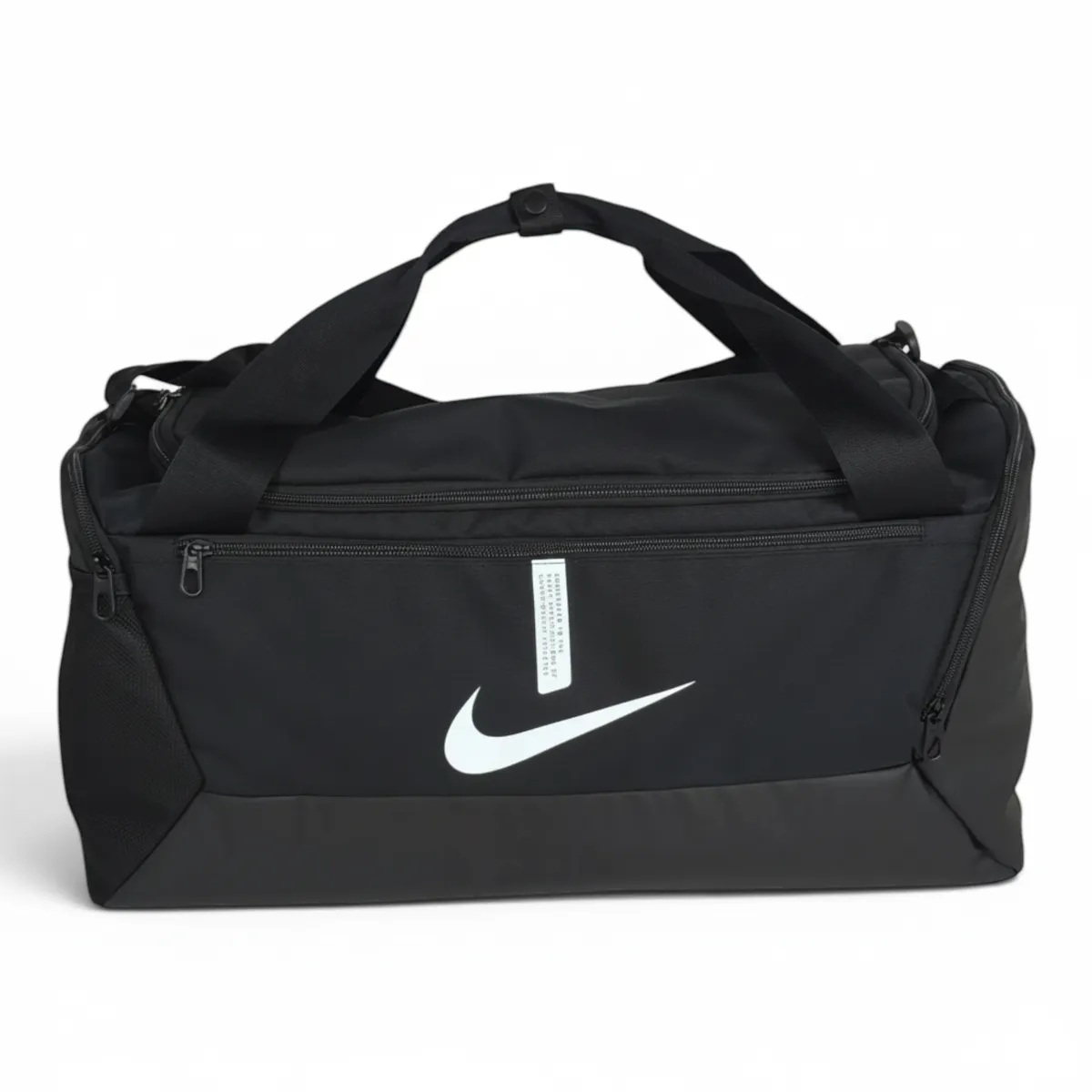 nike-tase-juoda-41l-priekis Nike Academy Team 41 L sportinis krepšys, juodas. Iš priekio matosi baltas Nike logotipas ir informacinis užrašas.