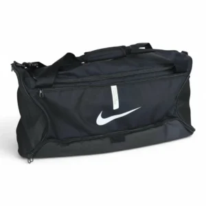 Nike Academy Team 60 L sportinis krepšys, juodas. Vaizdas iš priekio - baltas logotipas, baltas informacinis laukelis, matosi 3 pagrindiniai skyriai.