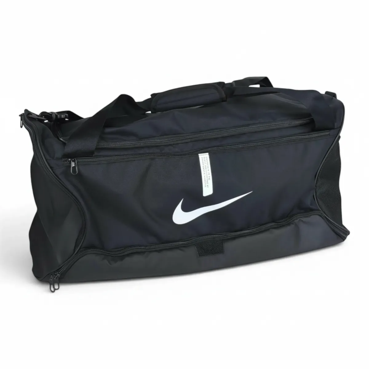 nike-tase-juoda-60L-priekis Nike Academy Team 60 L sportinis krepšys, juodas. Vaizdas iš priekio - baltas logotipas, baltas informacinis laukelis, matosi 3 pagrindiniai skyriai.